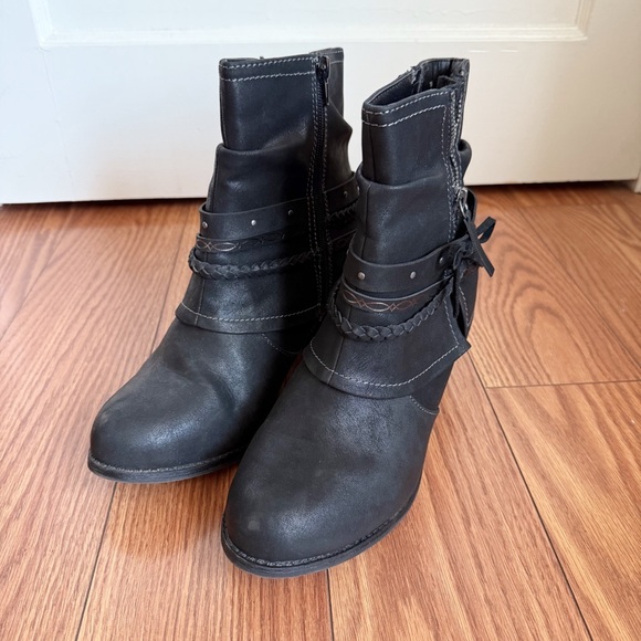 Women's Starlin Black Ankle Boots - Picture 1 of 10